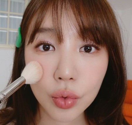 女優ユン・ウネ、クローズアップにも屈辱なし…サクランボのような唇で”ラブリー”独り占め
