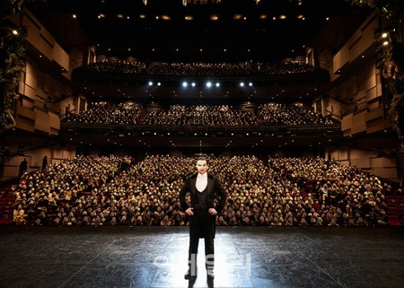俳優チョ・スンウ、ミュージカル「オペラ座の怪人」観客150万突破…セレモニー写真を公開