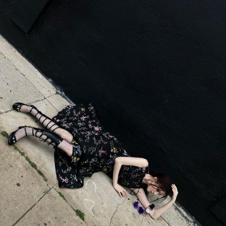 女優ハン・ソヒ、人形が床に横たわっているね…非現実的“天上界”ビジュアル