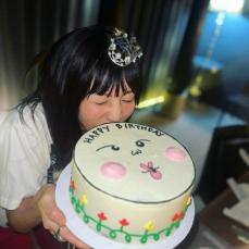 女優ファン・シネ、誕生日を迎えた若いママ…娘イ・ジニと感動パーティー