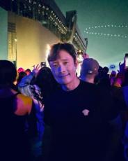 俳優イ・ビョンホン、米音楽フェス「コーチェラ」に参加…人波の中でも輝く芸能人オーラ
