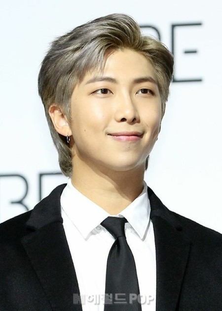 RM（BTS）、黒画面の”沈黙”で故ムンビンさん（ASTRO）を追悼