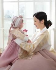 女優イ・ジョンヒョン、娘が満1歳の誕生日…「愛らしいお姫様」