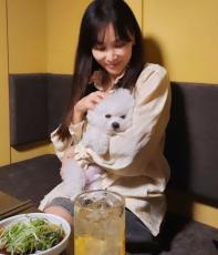 女優コ・ソヨン、愛犬と一緒にレストランで食事 ”童顔なアラフィフ”にネットユーザーの視線集中