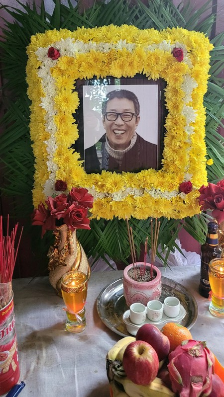 タレントのソ・ドンジュ、カンボジアで父ソ・セウォンさんの火葬に参列…葬儀日程は「調整中」