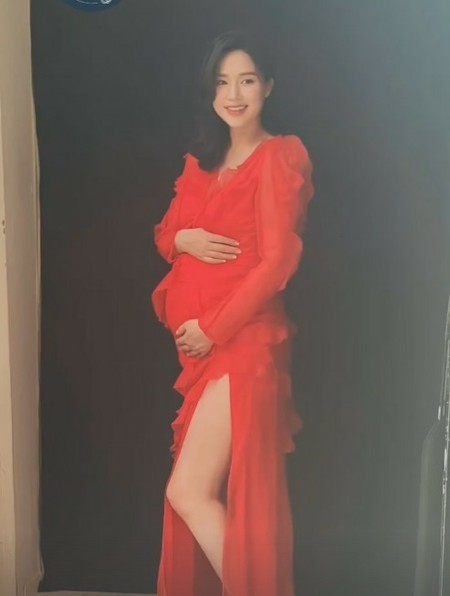 ”双子の妊娠発表”コン・ヒョンジュ、真っ赤なドレスで撮影のマタニティフォト公開