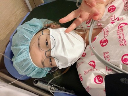 “高齢妊婦”の歌手Venny、緊急手術で無事出産…「こんな感動は初めて」
