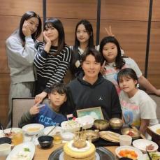 元サッカー韓国代表イ・ドングク夫妻、5人の子供が総出動…まれに見る大家族で「Happy birthday！」