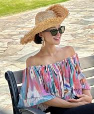 女優イ・シヨン、ハワイで果敢になったファッション…すがすがしいオフショルダー姿