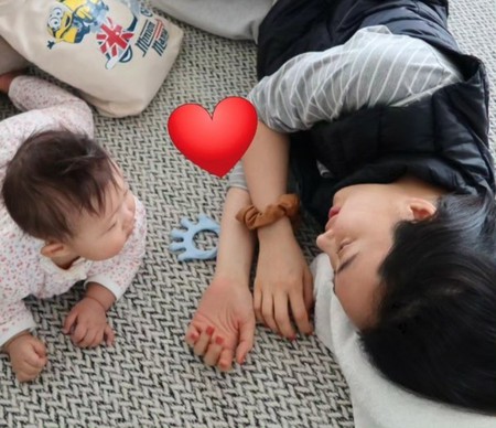 女優キム・ミンジョン、姪っ子にすっかりメロメロ…早く結婚して赤ちゃんを産まないとね