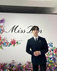 「2PM」ジュノ、ダンディなスーツ姿に視線集中…花もかすむビジュアル