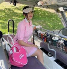 「T-ARA」ヒョミン、全身ピンクのゴルフスタイルを披露…ハート型のカバンまで