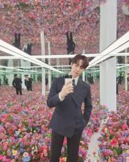 「2PM」イ・ジュノ、花畑に舞い降りた男神？…“花より勝るビジュアル”にうっとり