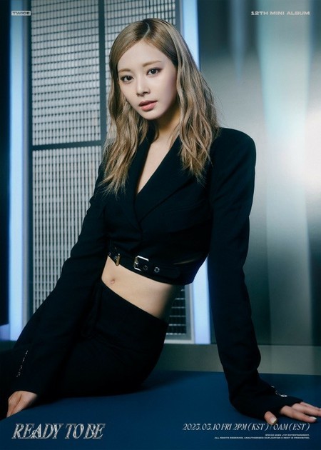 TWICE」ツウィ、大胆に肩を露出…ラブリー＆セクシーな魅力でOnceを虜に