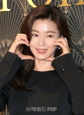 【フォト】女優チョン・ジヒョン、ブラックコーデの魅惑的な雰囲気でフォトイベントに出席！
