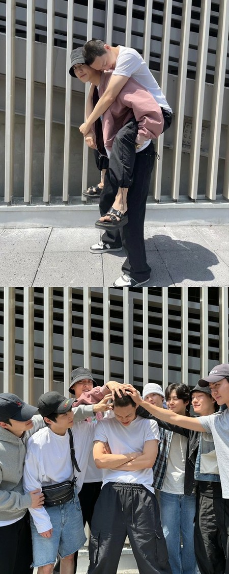 「EXO」CHANYEOL、“入隊”KAIをおんぶした写真公開「元気に行って来て」