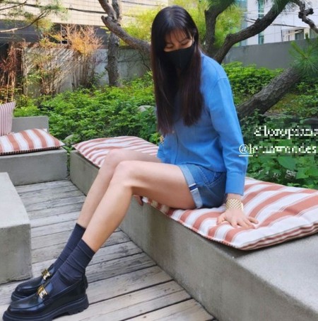 女優コ・ソヨン、50歳でホットパンツも履きこなす…変わらない脚線美