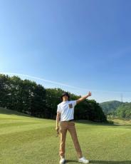 「CNBLUE」ジョン・ヨンファ、真っ青な空の下でゴルフを満喫…ジョンシンと一緒だったのね