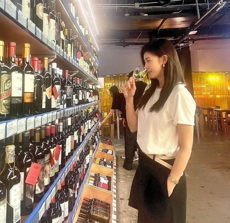 女優ハ・ジウォン、ワイン試飲も”まるで映画のワンシーン”