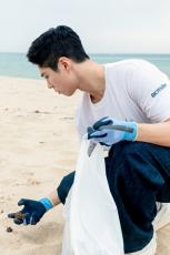 パク・ボゴム、海の環境保護に参加…掃除する姿もグラビア