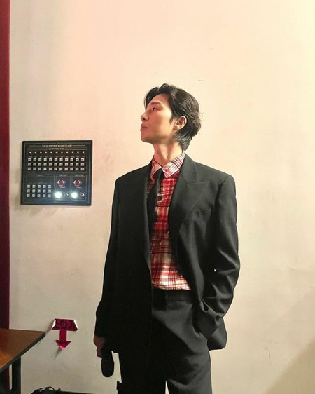 俳優パク・ソジュン、ときめき誘う舞台裏の横顔…エプロン姿のイケメンオーラ