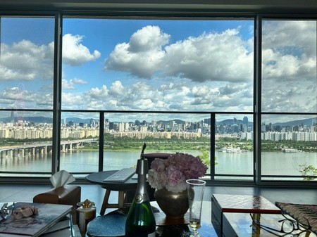 女優イ・ヘヨン、ラグジュアリーな漢江ビューの自宅を自慢…「我が家が一番いい」