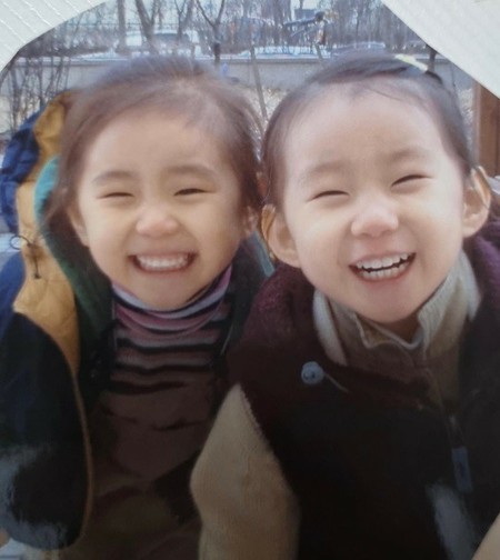 歌手イ・チェヨン（元IZ*ONE）、「ITZY」チェリョンと“まるで双子”の姉妹写真公開