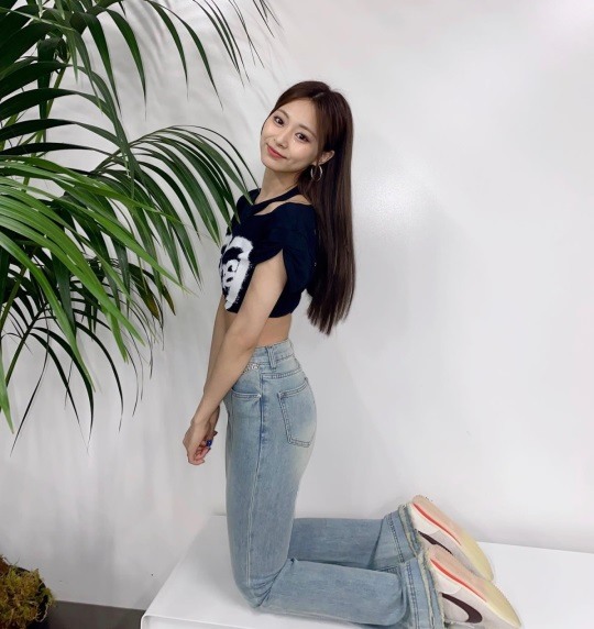 TWICE」ツウィ、完ぺきなスタイル ライン披露…これぞバービー