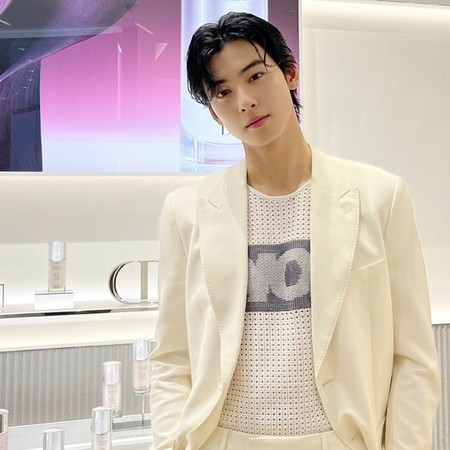 ASTRO」チャウヌ、ホワイトスーツでいっそうさわやかな