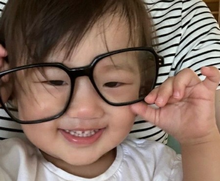 女優ハン・ジヘ、娘ユンスルちゃん「ママとそっくりだね」…メガネをかけた&#8223;かわいこちゃん“