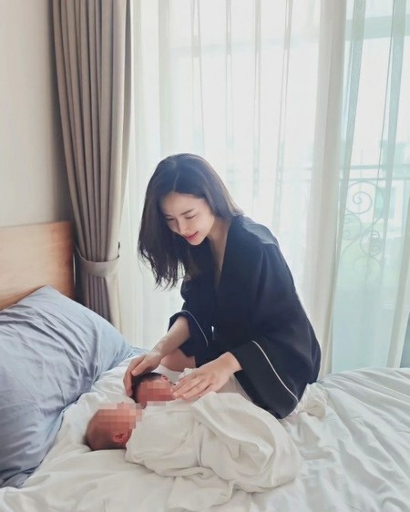 女優コン・ヒョンジュ、産後ケアセンターでの日常を公開…愛しい双子の兄妹