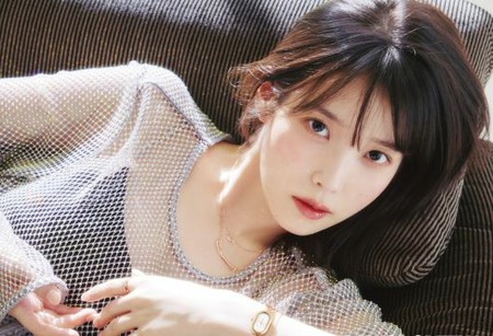 “恋人イ・ジョンソクも惚れ直す？”IU（アイユー）にもこんな一面が…大人の女性ファッションの堂々としたセクシーさを披露