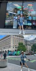女優ソン・ユナ、スニーカーを履いても11字型の長い脚…デニムファッションもぴったり