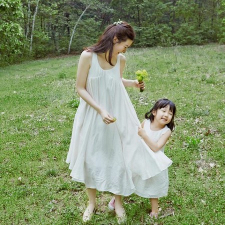 女優イ・ヨンエ、双子のかわいい娘と爽やかな笑顔…相変わらずの清純美女