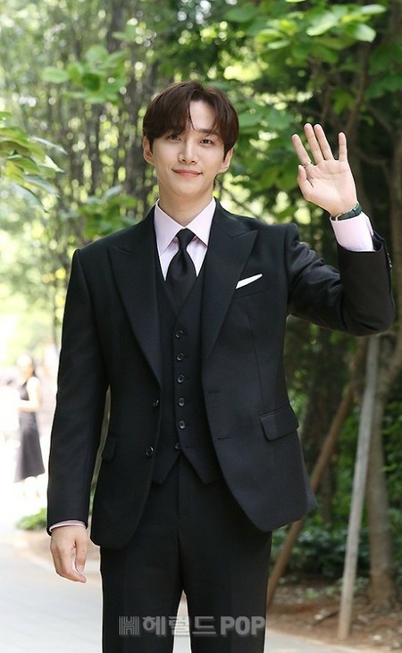 フォト】「2PM」ジュノ、スリーピースの本部長スタイルで「ニュース