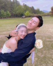 俳優シム・ヒョンタク＆サヤさん、“富士山のふもと”日本で最初の結婚式…「力をつけて無事に迎えられますように」