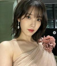 歌手IU、ショートカットで溢れる美貌…オフショルダーのドレスで優雅な姿