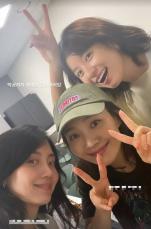 女優ハン・ヒョジュ＆シン・ヒョンビン、チェ・ヒソの演劇を観覧で熱い友情…「最後の公演までファイト」