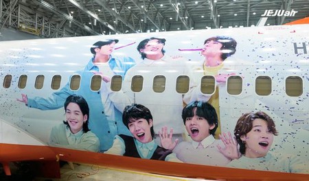 BTS（防弾少年団）」の飛行機に乗って世界へ…済州航空、「BTS