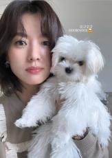 女優ハン・ヒョジュ、子犬を抱いたラブリーな姿を公開…「よしよし、かわいいぃ」