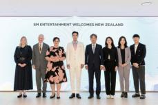 ニュージーランド総督、SMエンタの社屋訪問…「SUPER JUNIOR」シウォンらと歓談