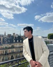 俳優パク・ボゴム、パリを魅了したイケメンさ…パリの風景よりも美しいビジュアル