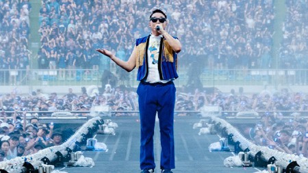 PSY、軍部隊の将兵たちを「ずぶぬれショー」に無料招待