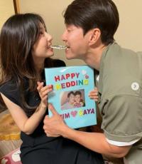 俳優シム・ヒョンタク＆妻サヤさん、ギリギリのチョコレートキス…甘～い新婚夫婦