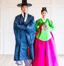 俳優シム・ヒョンタク、妻サヤさんと20日に韓国で結婚式…韓服を着て