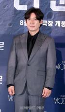 【公式】俳優ソル・ギョング、きょう（12日）父が逝去…妻の女優ソン・ユナとともに葬儀場を守る