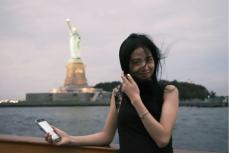 “俳優アン・ボヒョンと交際中”JISOO（BLACKPINK）、自由の女神像の横で輝く大人の美貌を公開