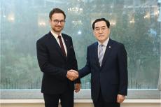 韓国産業通商資源相、ポーランド経済開発技術相と会談…「韓国・ポーランドは戦略的パートナー関係が深まった」