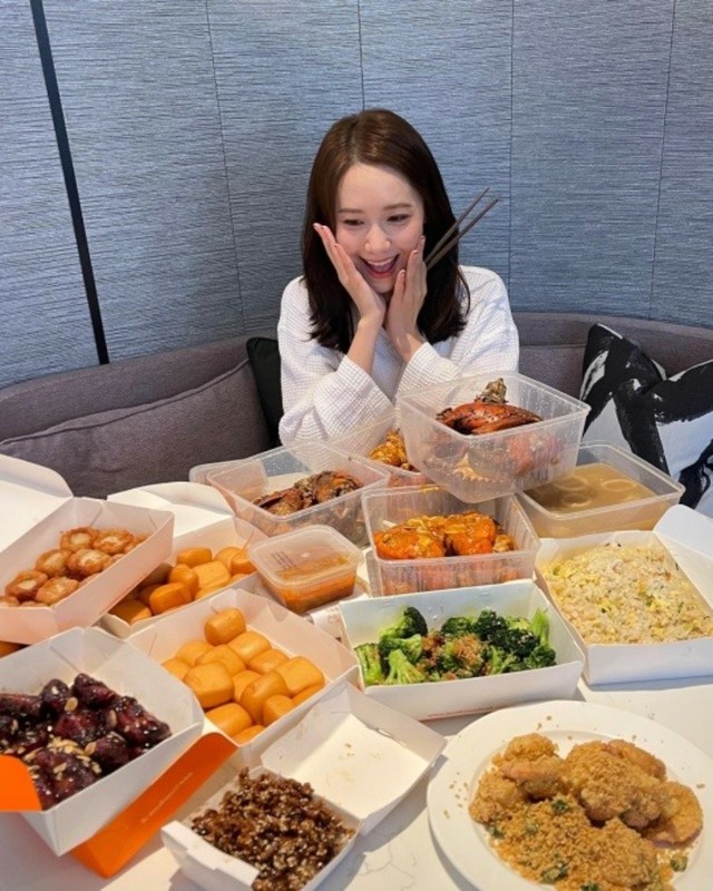 「少女時代」ユナ、シンガポールで過ごす秋夕…食卓いっぱいに並べられたごちそうに大喜び