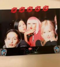 “19禁ショー”「BLACKPINK」のLISA、JISOOやROSEが応援にかけつけるなか初演を終了…「2日目、準備できた？」